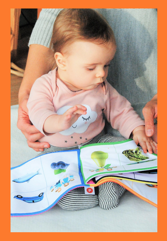 Baby met prentenboek