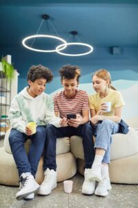 Jongeren met een mobiele telefoon